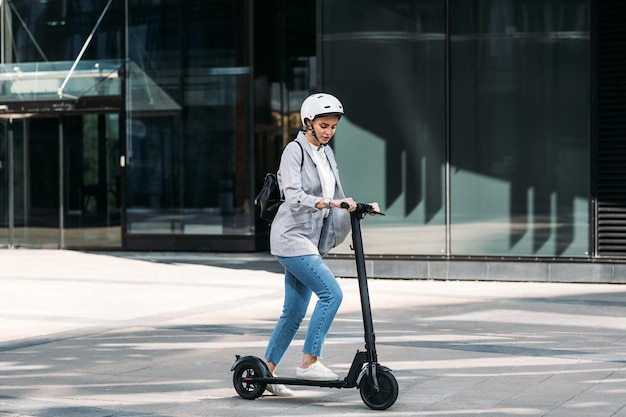 Pełnowymiarowy portret młodego mężczyzny na motocyklu w mieście