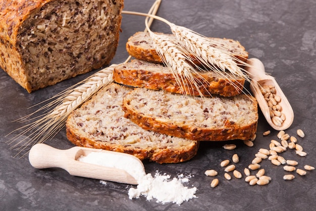 Zdjęcie pełnoziarniste składniki chleba do pieczenia i kłosy żyta lub ziarna pszenicy