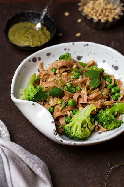 Pełnoziarniste Tagliatelle Z Pesto, Zielonym Groszkiem I Brokułami