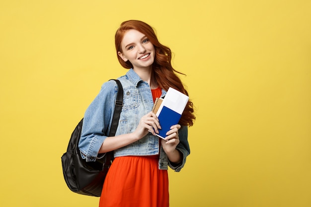 Pełny Długości Studia Portret ładny Młody Studencki Kobiety Mienia Paszport Z Biletami.