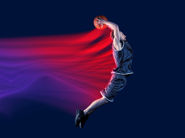 Zdjęcie pełny strzał mężczyzna grający w koszykówkę