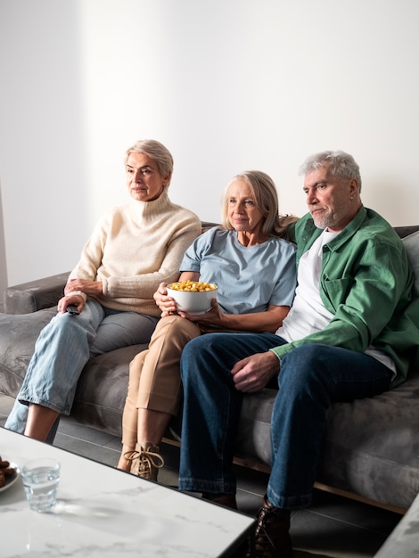 Pełny strzał seniorów z popcornem