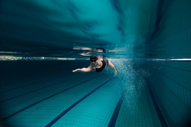 Zdjęcie pełny strzał sportowca pod wodą