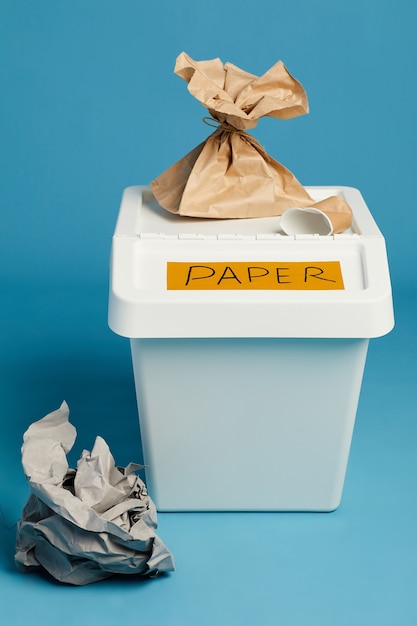 Pełny Widok Na Oznakowany Kosz Na śmieci Na Odpady Papierowe, Sortowanie I Koncepcja Recyklingu