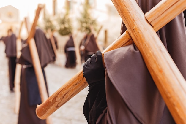 Penitenci w ciągu dnia niosą krzyż na ramionach