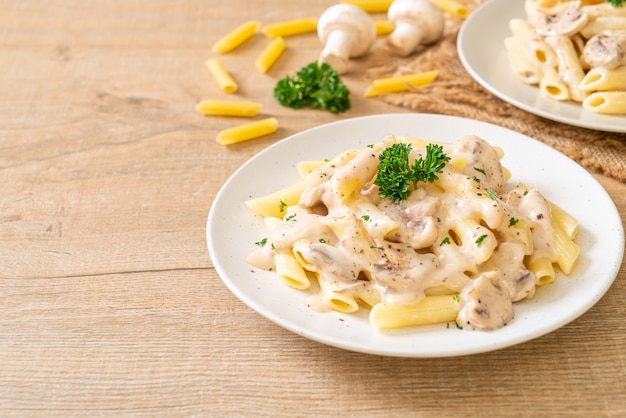 Penne Pasta Carbonara Kremowy Sos Z Grzybami