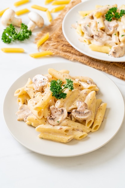 Penne Pasta Carbonara Kremowy Sos Z Grzybami