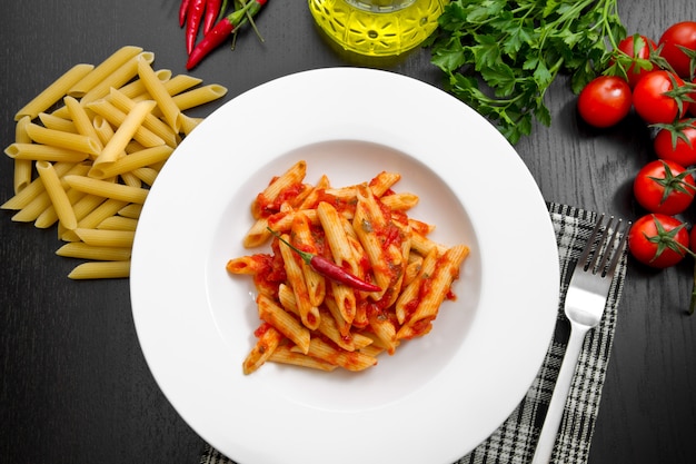 Penne z sosem arrabbiata i świeżymi składnikami