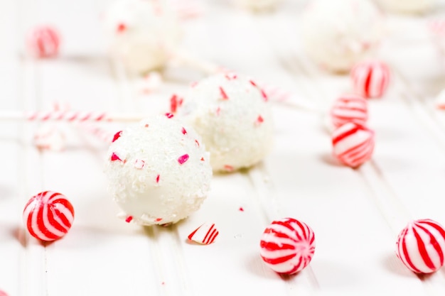 Peppermint chocolate cake pops zanurzony w białej czekoladzie i kawałkach trzciny cukrowej.