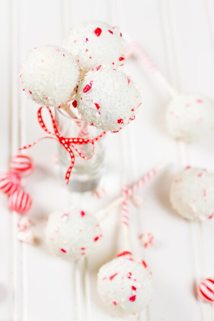 Peppermint chocolate cake pops zanurzony w białej czekoladzie i kawałkach trzciny cukrowej.