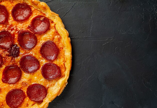 Pepperoni domowej roboty pizza na kamiennym tle z kopii przestrzenią dla twój teksta.