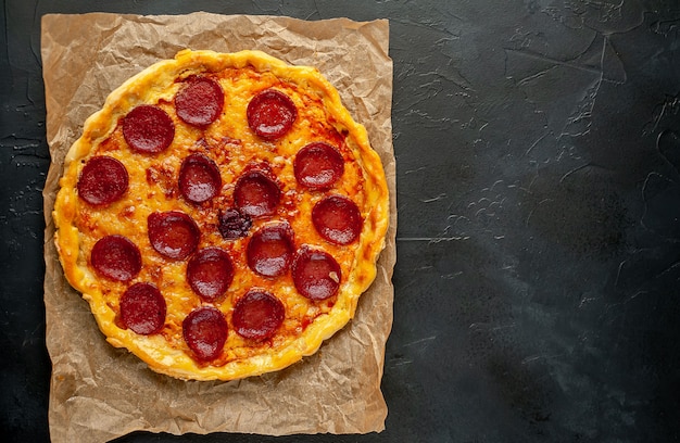 Pepperoni domowej roboty pizza na kamiennym tle z kopii przestrzenią dla twój teksta.