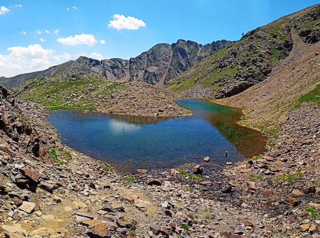 Pequeno lago de camino al pico Comapedrosa en la Massana Andorra