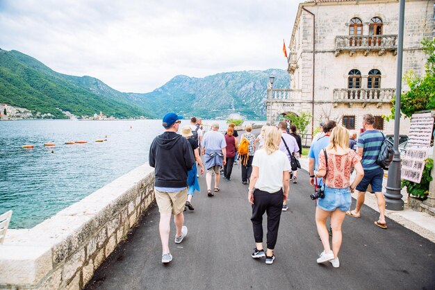 Perast, Czarnogóra - 17 lipca 2018: grupa turystów spacer przez miasto Perast w pobliżu Morza Adriatyckiego. koncepcja podróży letnich