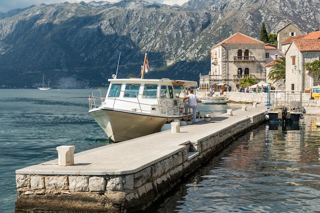 PERAST CZARNOGÓRA 27 WRZEŚNIA 2016 Łódź podróżna zacumowana na molo w kurorcie Perast Czarnogóra