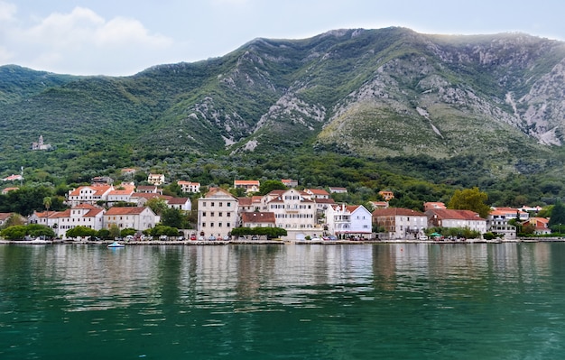 Perast miasto w zatoce Kotor Adriatyk zbliżenie widok od morza z jachtu