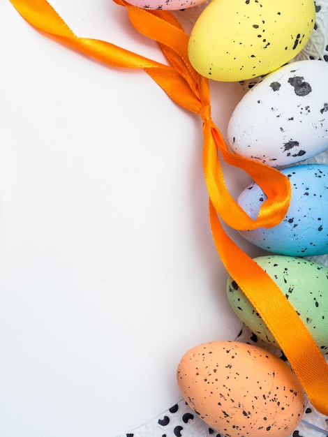 Perfect kolorowi handmade Easter jajka odizolowywający na bielu