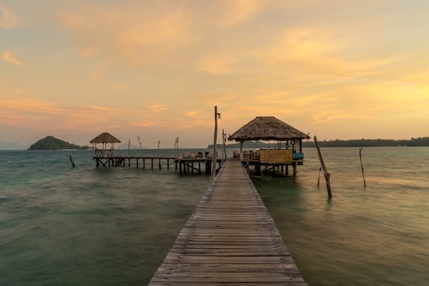 Perfect lata raju tropikalna plaża z holów krzesłami przy kurortem w Phuket, Tajlandia.