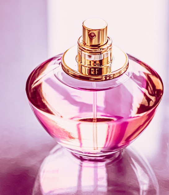Perfumy damskie różowa butelka wody kolońskiej jako vintage zapach wody perfumowanej jako prezent świąteczny luksusowe perfumy...