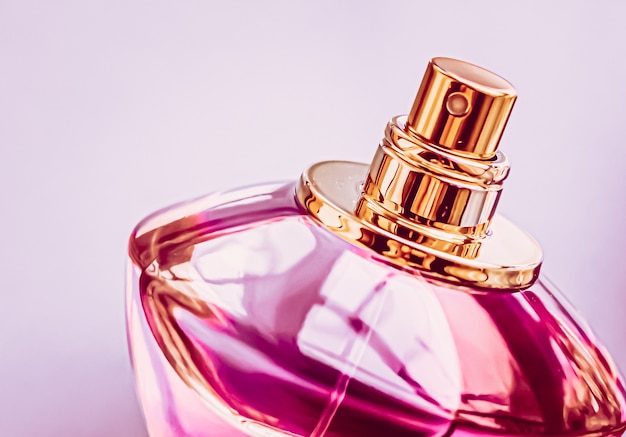 Perfumy damskie różowa butelka wody kolońskiej jako vintage zapach wody perfumowanej jako prezent świąteczny luksusowe perfumy...
