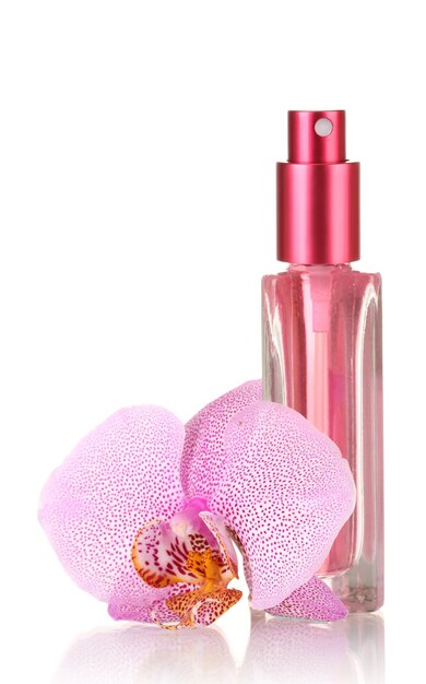 Perfumy damskie w pięknej butelce i kwiat orchidei na białym tle