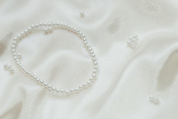 Perłowe koraliki biżuterii na jedwabnym tle tekstury