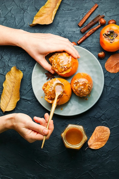 Persimmon Faszerowana Płatkami Owsianymi Z Sosem Karmelowym.persimmon Pieczona.jesienny Deser.