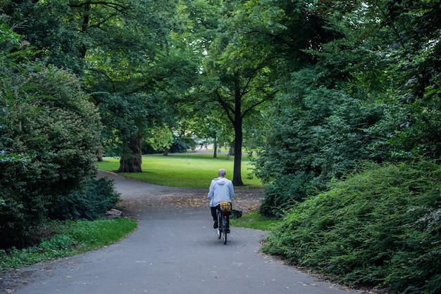 Persona circulando en bicicleta en el parque