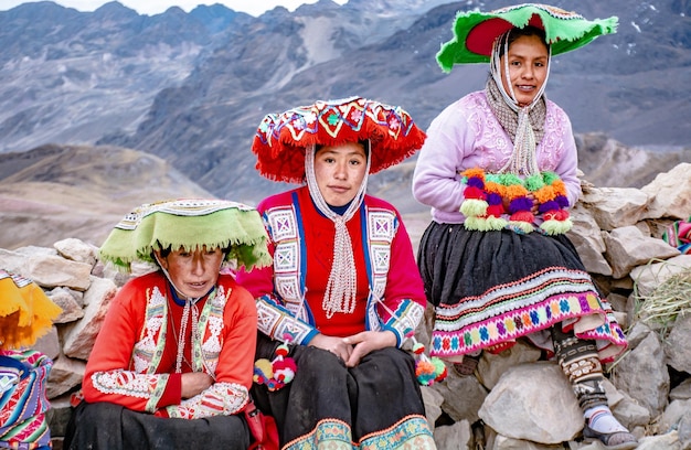 Personas de la comunidad de Winicunca en la montana de los 7 colores en cusco Peru.