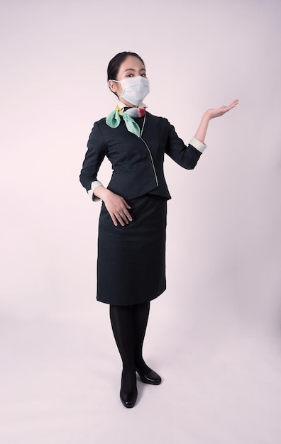 Personel pokładowy lub stewardesa z maską na twarz w pandemii Covid 19