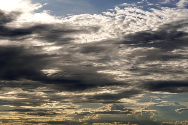 Perspektywa chmur nimbus na tle błękitnego nieba