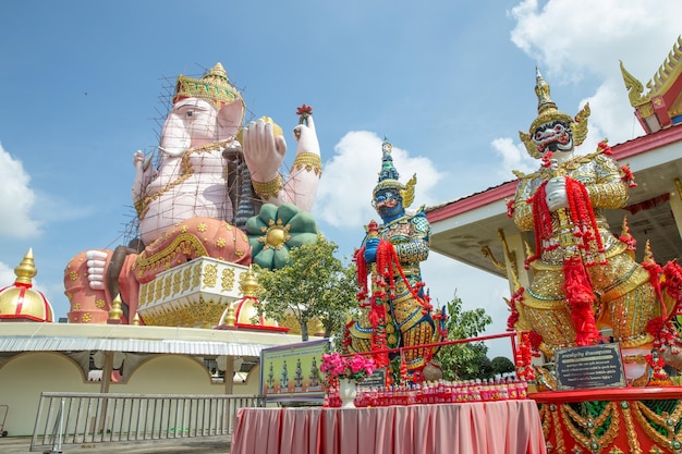 Perspektywa Lord Ganesha i Giant w świątyni Wat Pong Agas to słynna buddyjska świątynia z dużą złotą pagodą w Tajlandii