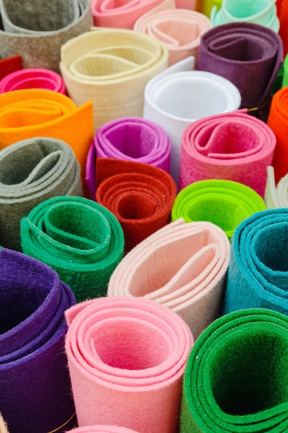 Zdjęcie perspektywa rolek kolorowych tkanin. kolor wyczuwał jasne kolory.