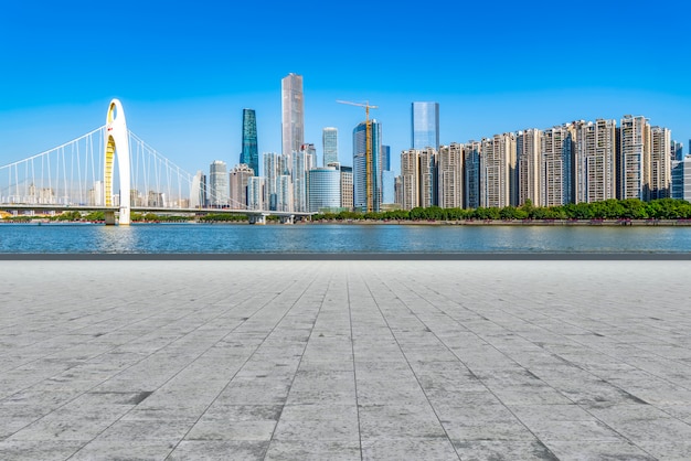 Perspektywy pustych kwadratowych płytek podłogowych kompleksu miejskiego Guangzhou.