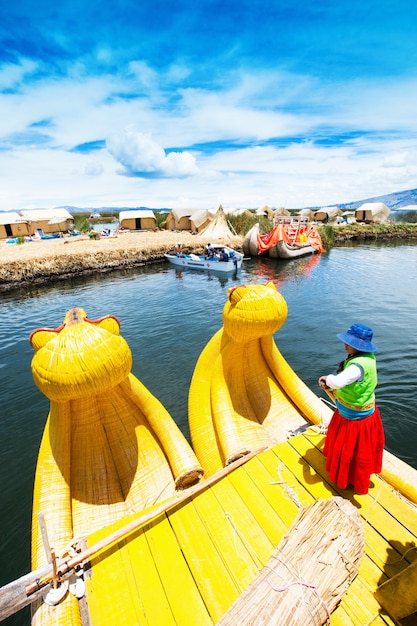 Peru - 11 maja 2015: Niezidentyfikowane kobiety w tradycyjnych strojach witają turystów na wyspie Uros