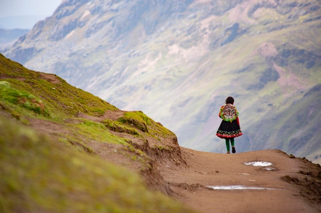 Peruwianka ubrana w tradycyjne stroje na obszarach górskich w pobliżu Vinicunca Rainbow Mountain,