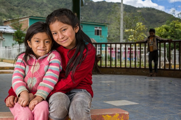 Peruwiańskie andyjskie dziewczyny tkające i pozujące w swoim mieście i domach w kolorowych ubraniach