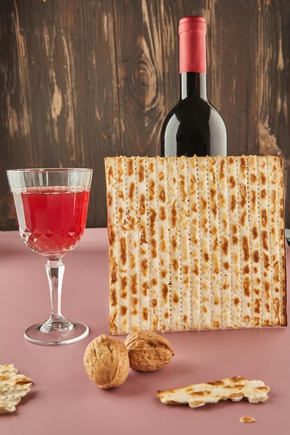 Pesach celebracja koncepcja żydowskie święto Paschy Maca butelka wina ze szkłem i orzechami