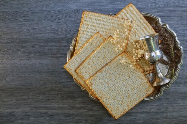 Pesach maca z winem i macą żydowskim chlebem paschalnym