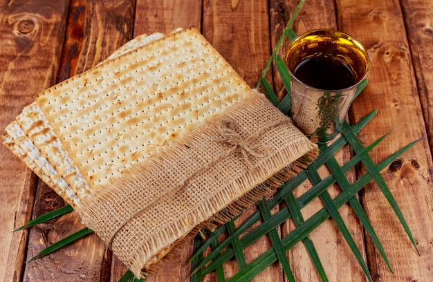 Zdjęcie pesach martwa natura z winem i żydowskim chlebem paschalnym matzoh