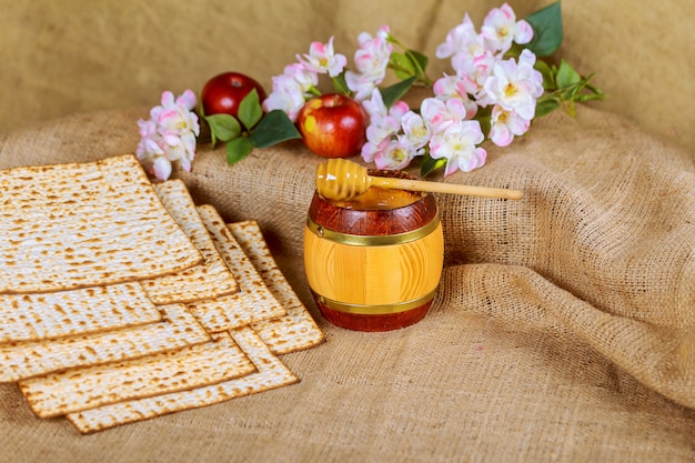 Pesach Martwa natura z winem i żydowskim chlebem paschalnym matzoh