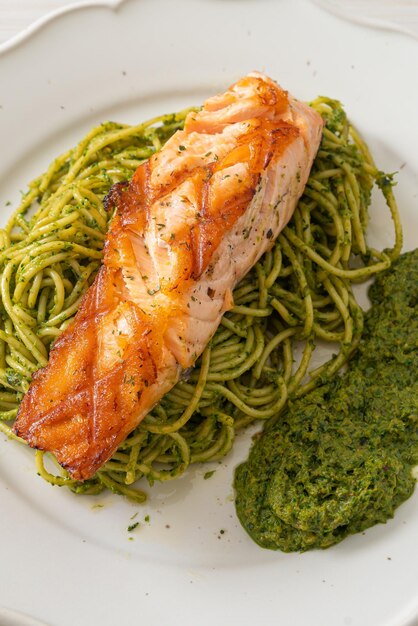 Pesto spaghetti z grillowanym łososiem