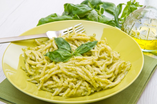 Pesto trofie typowy przepis liguryjski w zielonym naczyniu