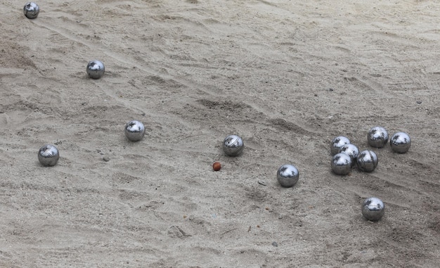 petanque, gra ze stalowymi kulkami na piasku