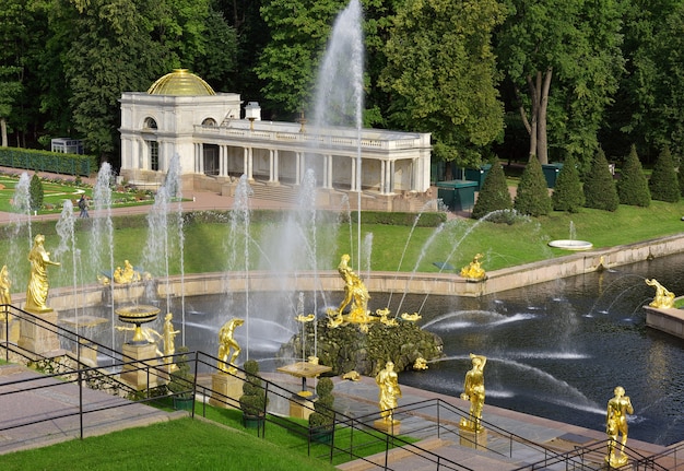 Peterhof Sankt Petersburg Park Niżny Widok na wielką kaskadę wodną