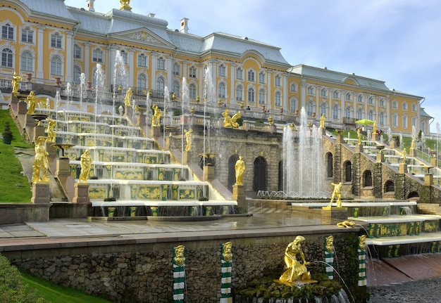 Peterhofrussia09012020 Taras Wielkiego Pałacu Widok Z Dołu Rosyjskiego Barokowego Pomnika
