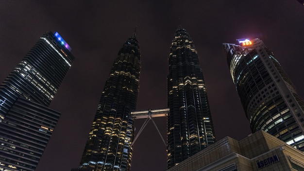 Petronas Twin Towers W Kuala Lumpur W Nocy, Malezja.