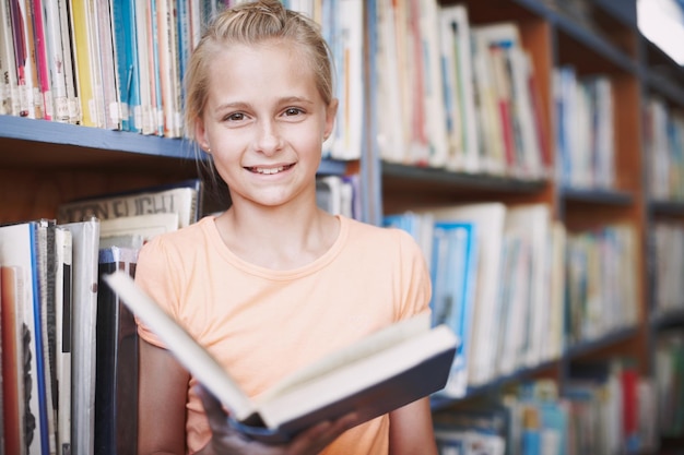 Pewnego dnia zostanę pisarzem Portret uroczej młodej dziewczyny czytającej książkę w bibliotece