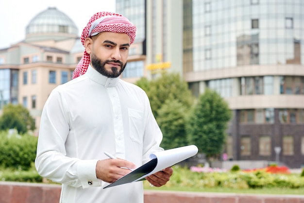 Pewny Siebie Arabski Biznesmen Szuka Trzyma Schowek Z Dokumentami