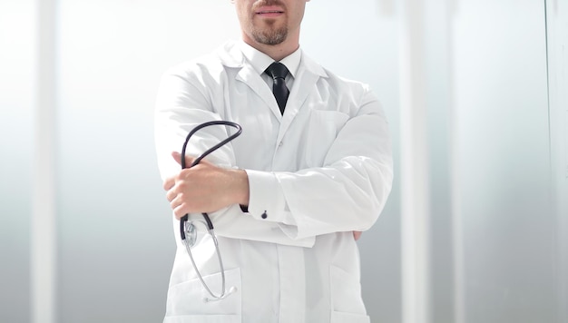 Pewny siebie lekarz ze zdjęciem stetoskopu z miejscem na kopię